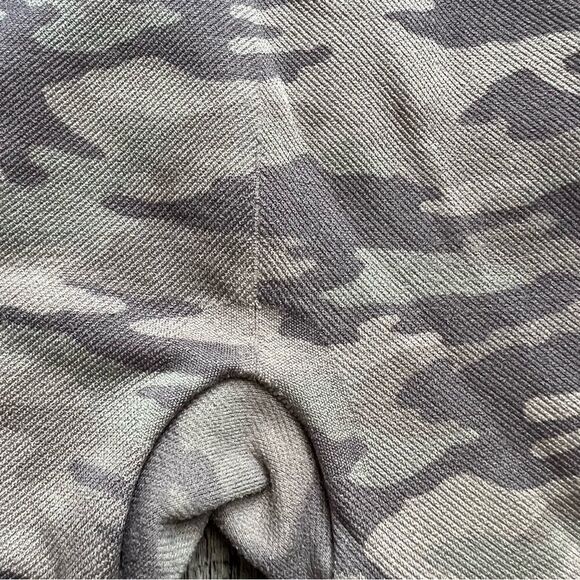 SPANX Look At Me Now Cropped Seamless Leggings Size Large Desert Camo - Picture 9 of 9